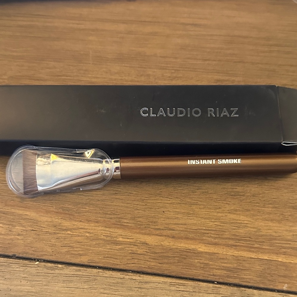 Claudio Riaz Instant Smoke Brush
